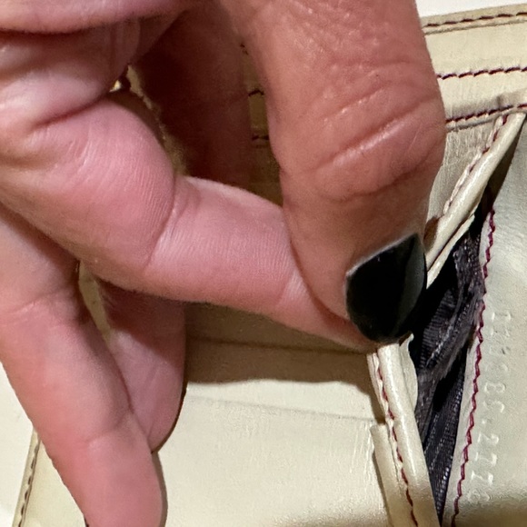 Gucci Red Bifold Wallet With Rubber Logo - Picture 11 of 13